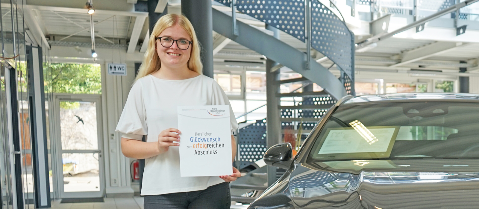 Verena Stoltefuß Automobilkauffrau mit Note 2! 