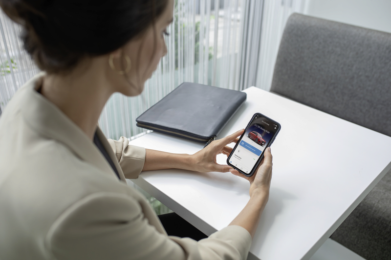 Frau schaut auf ihr Handy
