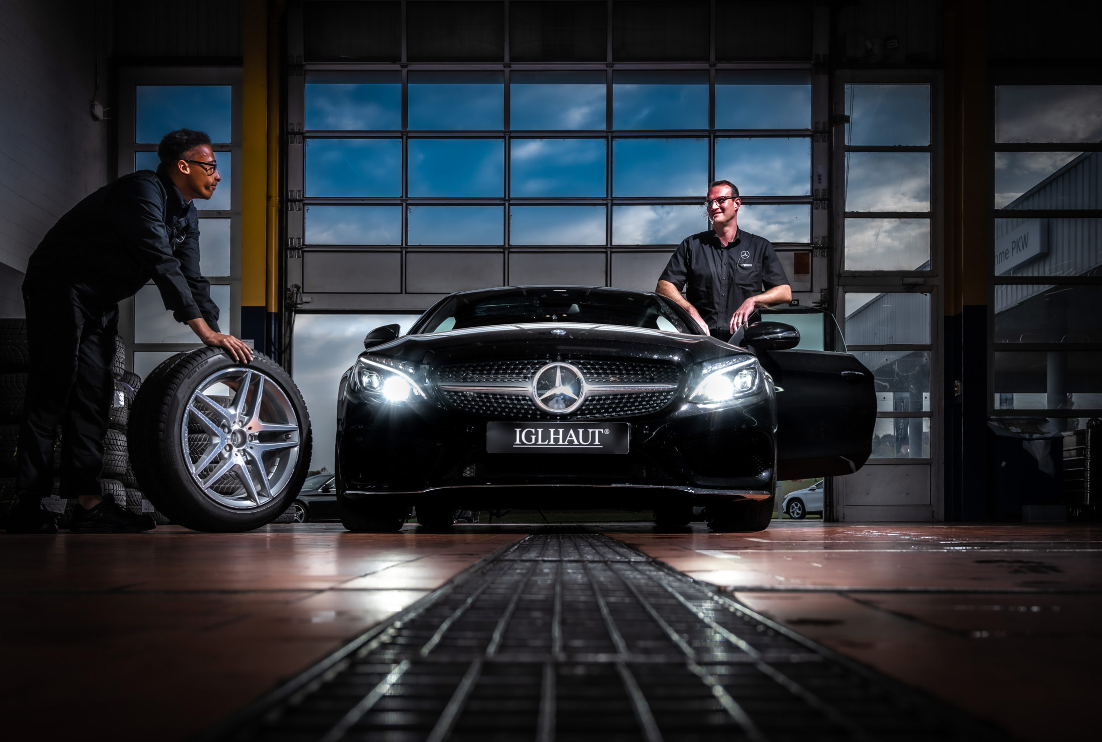 IGLHAUT-Social-Media-Hintergrund mit Mercedes Benz