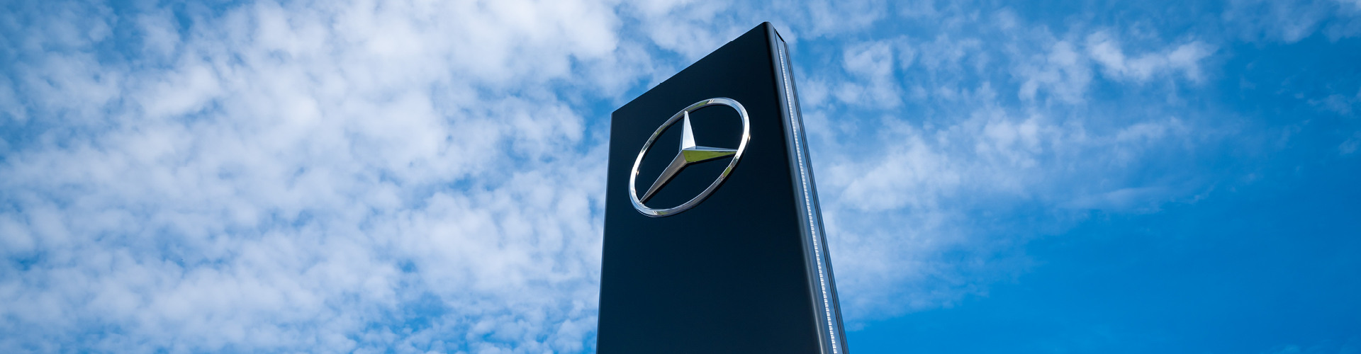 Iglhaut Mercedes Benz Logo an der Säule