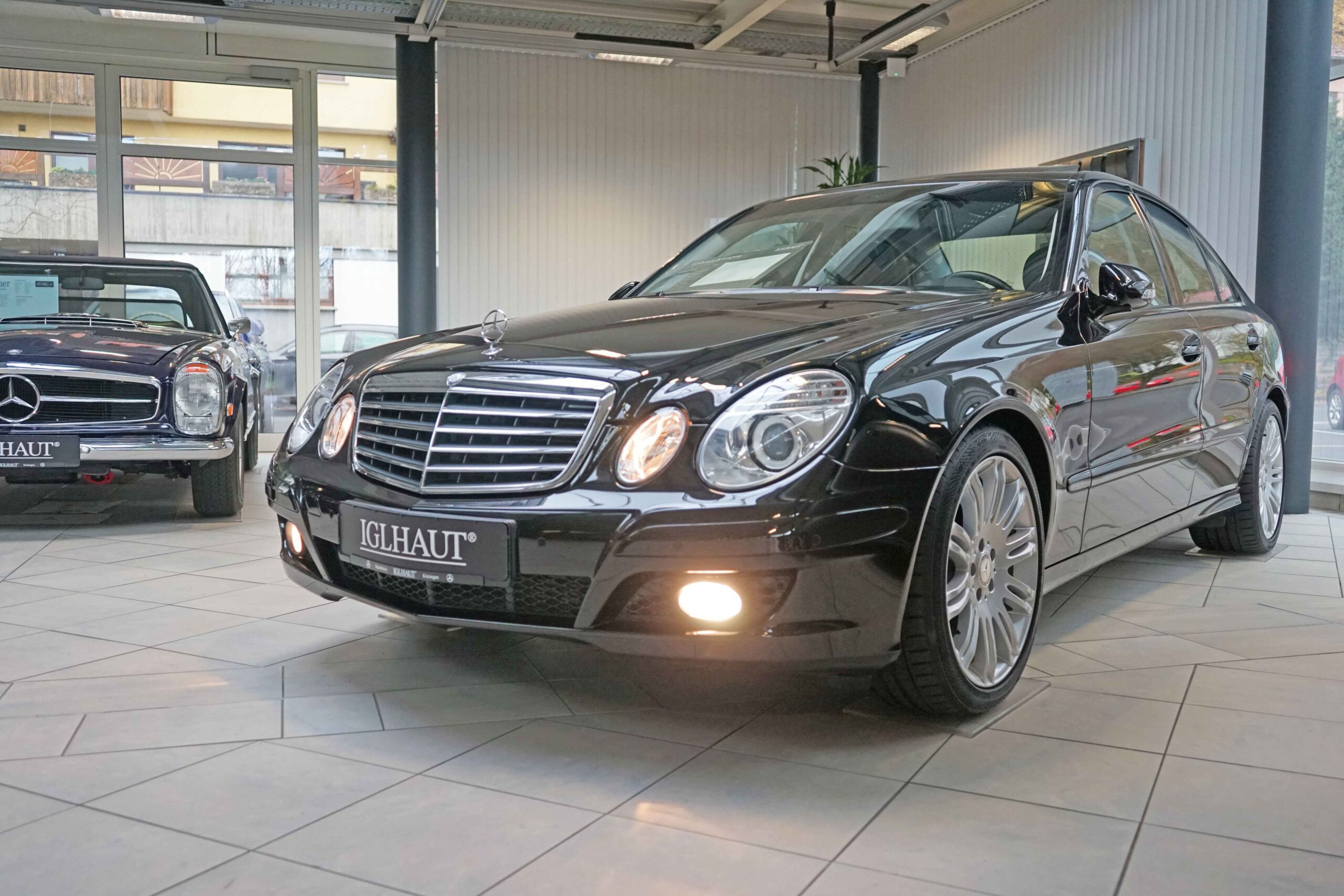 E 200 Limousine W 211 mit Sportpaket im Jahreswagenzustand in unserem Showroom! [Kraftstoffverbrauch kombiniert: 8,8 l/100 km | CO₂-Emissionen kombiniert: 210 g/km | mb4.me/DAT-Leitfaden | Mercedes-Benz E 200]