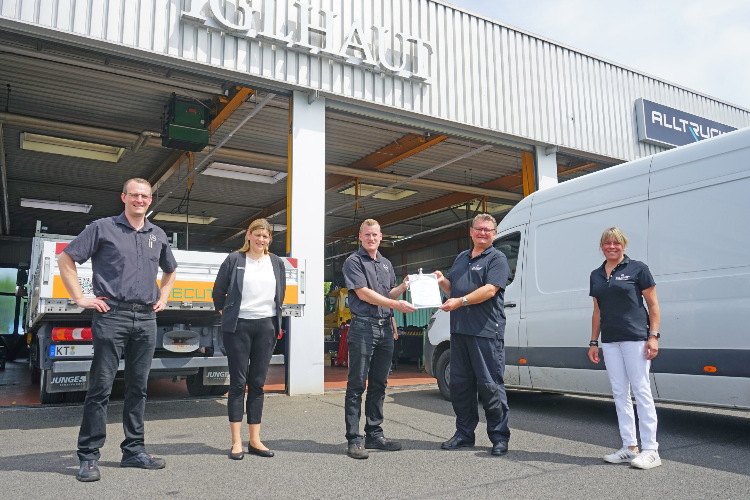 Dennis Ketturkat, Serviceberater Nutzfahrzeuge in Kitzingen, feiert 10 Jahre Mercedes-Benz IGLHAUT!